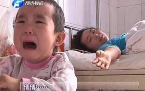 Xót xa thương cảm bé 3 tuổi chăm mẹ nằm liệt giường