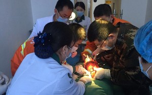Nghẹt thở giải cứu người đàn ông bị ốc vít kẹp "của quý"