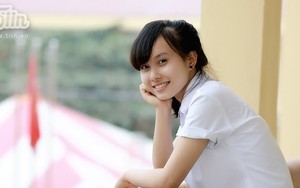 Nữ sinh đất Cảng xinh xắn với đồng phục trường