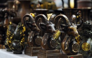 Những gian hàng Tết tiền tỷ giữa phố cổ Hà Nội