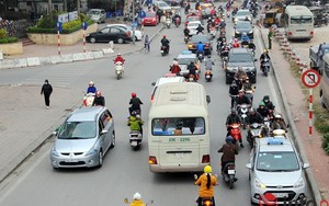 Người đi đường "nhường" chỗ cho điểm trông xe tại nơi "giao thông kỳ lạ"