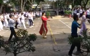 Điệu nhảy giải lao lạ chưa từng thấy ở trường cấp 3 Việt