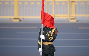 7 ngày qua ảnh: Lá cờ che kín mặt tiêu binh Trung Quốc