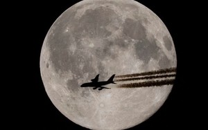 24h qua ảnh: Máy bay bay qua Mặt Trăng