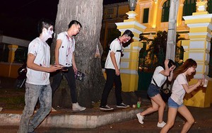 Người đi đường sợ hãi trước gương mặt "kinh dị" của Harry Lu