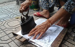 Cụ bà 75 tuổi và nghề ép giấy bằng bàn ủi con gà