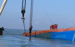 Bắt đầu trục vớt tàu Hoàng Phúc 18 lật úp giữa biển