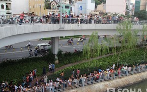 Dân ùn ùn kéo đến xem người nhái tìm kiếm nạn nhân dưới kênh
