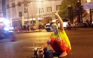 TPHCM: Rùng mình màn nuốt rắn, phun lửa, nhai lưỡi lam ở Sài Gòn