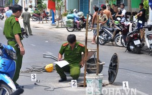 Người đàn ông bị văng từ dưới cống lên mặt đường