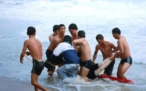 Tắm biển, bị sóng đánh liệt tứ chi