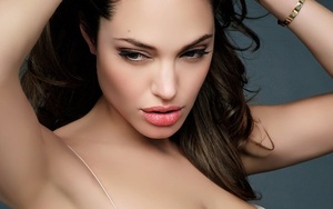 "Không phải ai cũng cần cắt ngực như Angelina Jolie"!