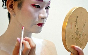 Cận cảnh cuộc sống Geisha nam độc nhất của Nhật Bản