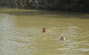 Kinh ngạc bé gái 3 tuổi có khả năng bơi như rái cá