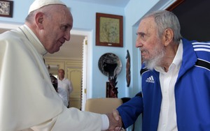 Cái bắt tay lịch sử giữa Giáo hoàng Francis và lãnh tụ Cuba Fidel Castro