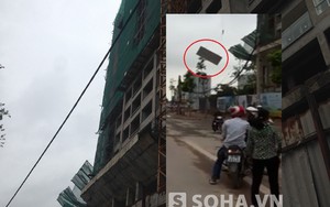 Thót tim tấm biển "khủng" lơ lửng trên đầu, không ai dám đi qua