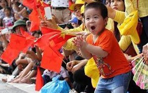 Bức ảnh bé trai Hà Nội vui sướng cổ vũ đoàn diễu binh khiến ai cũng vui lây