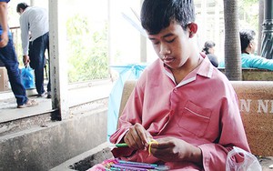 Chàng trai 19 tuổi đan bút bán để tự đóng tiền chạy thận cho mình