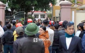 Đám đông hò hét, xô cổng Huyện ủy để phản đối bản án vụ tai nạn