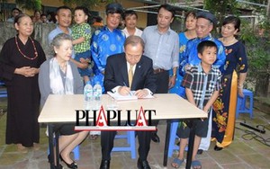Chùm ảnh độc quyền: Ông Ban Ki - Moon làm gì tại nhà thờ họ Phan Huy?