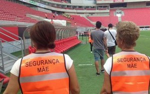 "Độc chiêu" chống bạo lực sân cỏ bằng... các bà mẹ