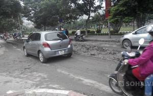 Người đi xe gặp nạn vì bùn đất thối chềnh ềnh giữa đường Láng