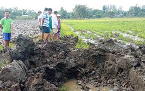 Mưa giông 'kích nổ' một quả bom khủng giữa cánh đồng
