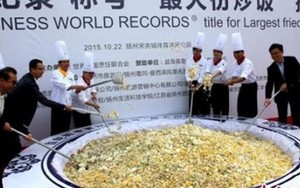 Đĩa cơm rang lập kỷ lục Guinness bị đem đổ cho lợn ăn