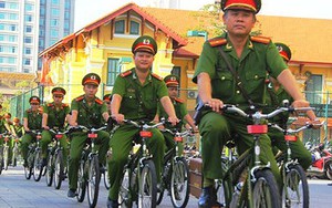 Cảnh sát khu vực Huế tuần tra bằng xe đạp