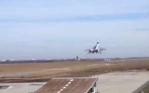 MiG-29K tập cất cánh trên tàu sân bay mô phỏng