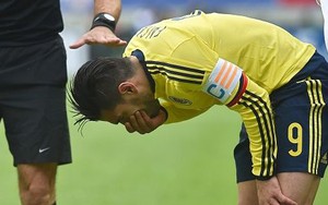 Clip: Sự "yếu đuối" khó tin của Falcao
