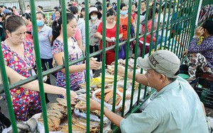 Lạ lùng khu chợ hàng rào...