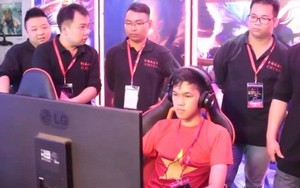 Clip: "Thần đồng" Việt Nam bị 5 cao thủ Trung Quốc "bao vây"