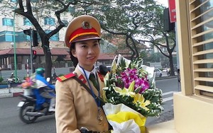 Nữ CSGT Hà Nội bất ngờ nhận hoa trước ngày 8/3