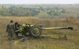 Ukraine giao trọng pháo cho tiểu đoàn trừng giới bắn phá miền Đông