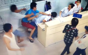 Bật khỏi cáng cấp cứu, nam bệnh nhân lao vào đánh bác sỹ