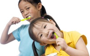 Vì sao không nên để trẻ dưới 8 tuổi tự đánh răng?