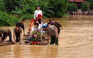 Độc đáo: Nhà trai dùng bè vượt đoạn đường ngập đi ăn hỏi