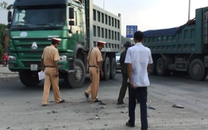 3 thanh niên cùng xe máy lọt vào gầm xe ben
