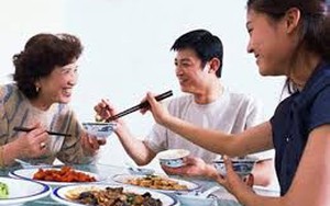 Nên hay không gắp thức ăn cho người khác?
