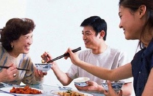 Gắp thức ăn cho nhau tặng vi khuẩn chết người