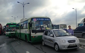 Xe buýt tông liên hoàn trên cầu Rạch Chiếc