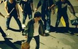 Gần 20 côn đồ đánh hội đồng 2 công an để 'giải cứu' một tên tội phạm ở quán ốc