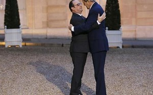 Cái ôm "ngượng nghịu" giữa Tổng thống Pháp và Ngoại trưởng Mỹ