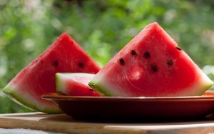 Điều gì sẽ xảy ra nếu bạn ăn dưa hấu mà không bỏ hạt?