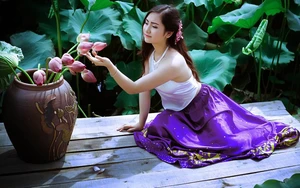 Cô giáo mầm non e ấp khoe vẻ đẹp bên hoa sen