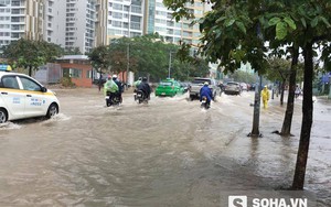 Hà Nội: Nhiều tuyến phố thành "sông" sau mưa lớn