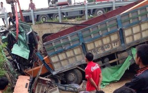 Nháo nhào phá cửa xe cứu 2 người bên trong