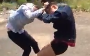 Hai thiếu nữ đánh nhau dã man, xỉu trên đường