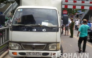 Hy hữu: Tháo hơi 4 bánh để giải cứu xe tải trên cầu vượt ở Hà Nội